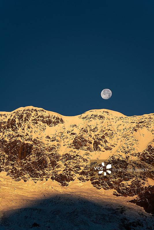 月亮，日照金山图片素材
