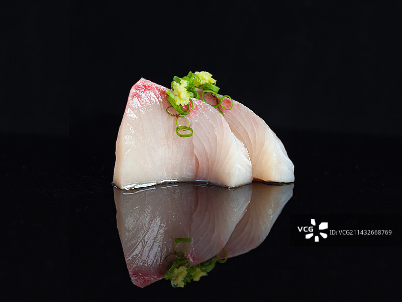 黑色背景下的日式鰤鱼腩刺身图片素材