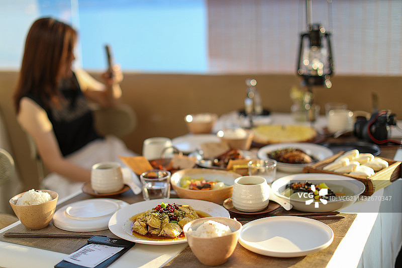 餐厅里的女人和食物图片素材