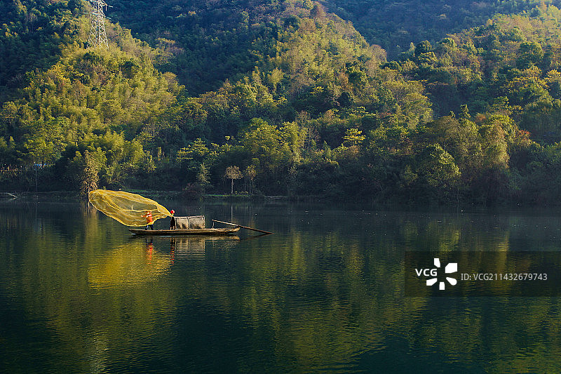 捕鱼的人 Women catching fish图片素材