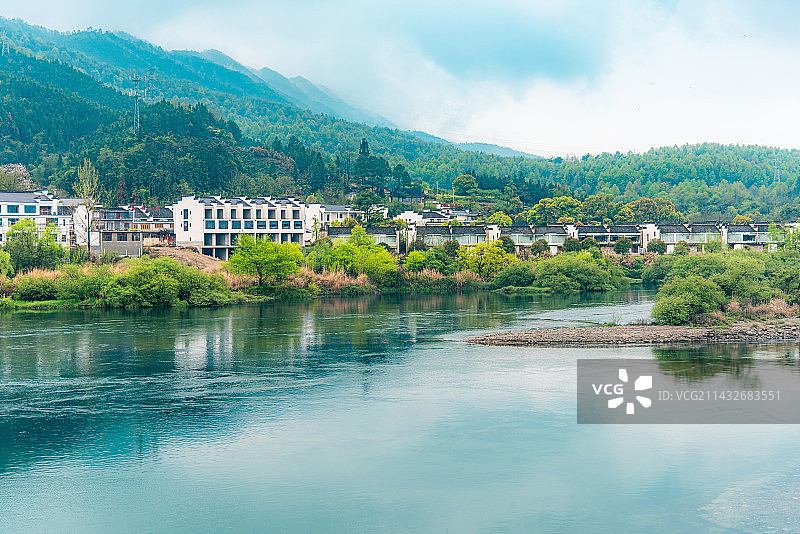 安徽宣城泾县桃花潭风景区春天青弋江绿色山水自然风光图片素材