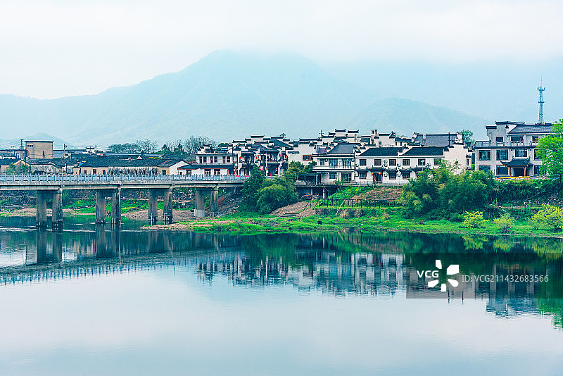 安徽宣城泾县桃花潭风景区春天青弋江绿色山水自然风光图片素材
