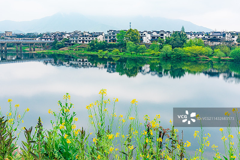 安徽宣城泾县桃花潭风景区春天青弋江绿色山水自然风光图片素材