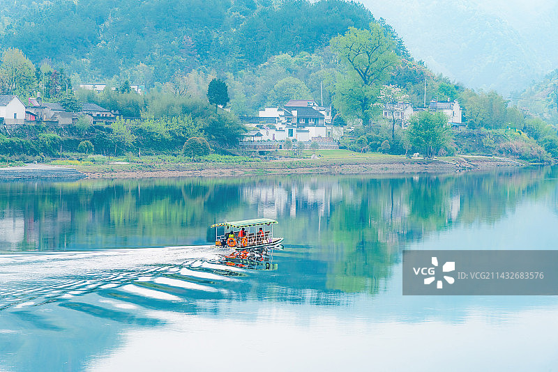 安徽宣城泾县桃花潭风景区春天青弋江绿色山水自然风光图片素材