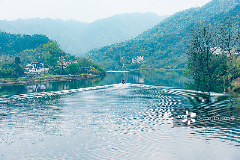 安徽宣城泾县桃花潭风景区春天青弋江绿色山水自然风光图片素材