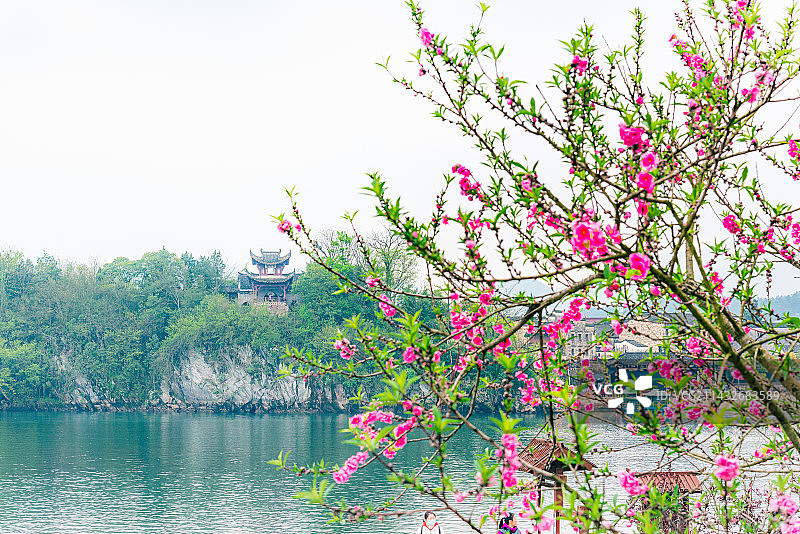 安徽宣城泾县桃花潭风景区春天青弋江绿色山水自然风光图片素材
