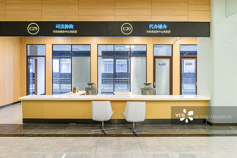 中国市民之家市政服务中心大厅，拍摄主题司法协助代办通办营业厅和柜台服务窗口，室内无人图像摄影图片素材