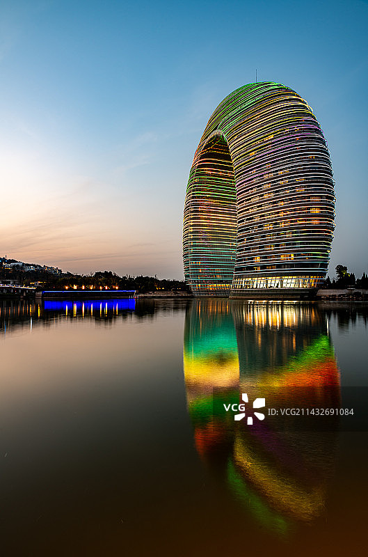 黄昏夕阳晚霞夜色中的浙江湖州南太湖旅游区月亮湾景色月亮湾酒店喜来登酒店建筑倒影景观图片素材