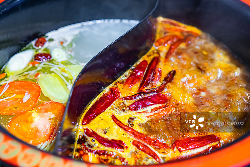中国饮食产业拍摄主题，沸腾的四川菜鸳鸯锅火锅和各种火锅底料材料香料，室内无人图像摄影图片素材
