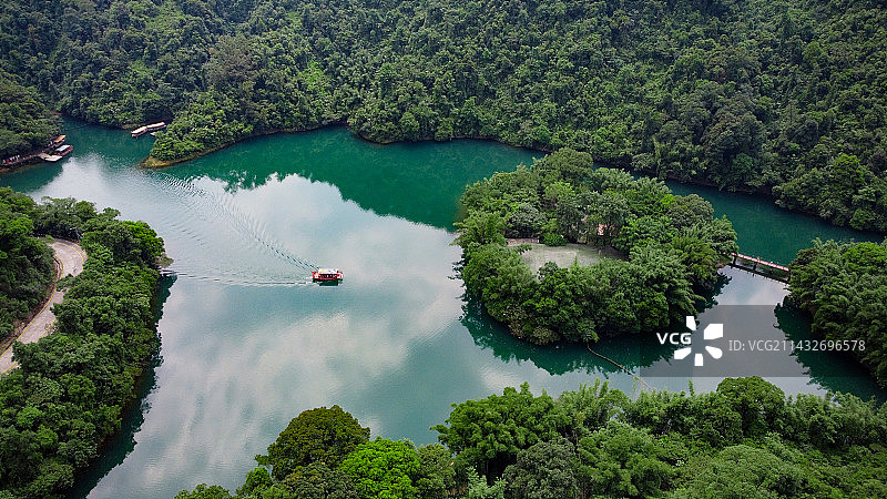 [航拍]肇庆鼎湖山湖中岛与小船鸟瞰图片素材