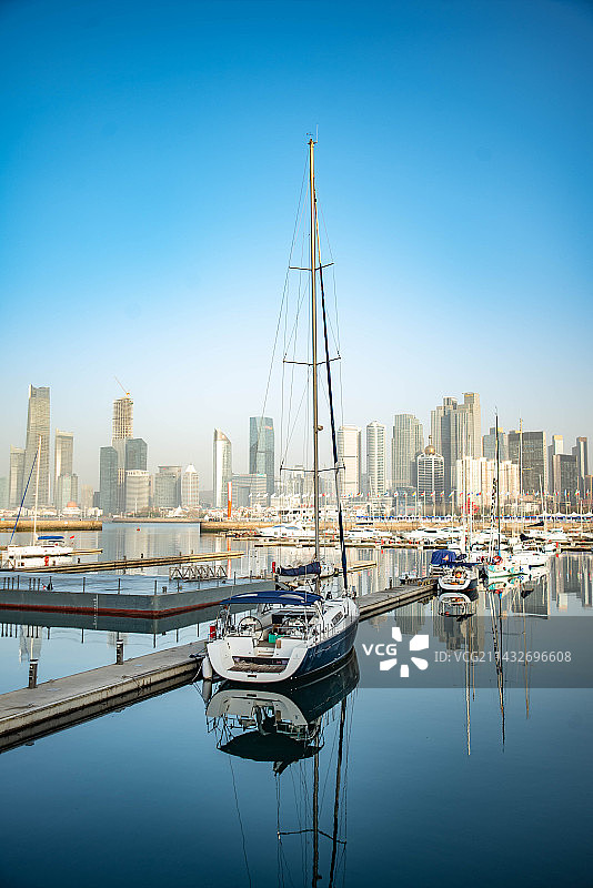 游艇码头与城市天际线图片素材