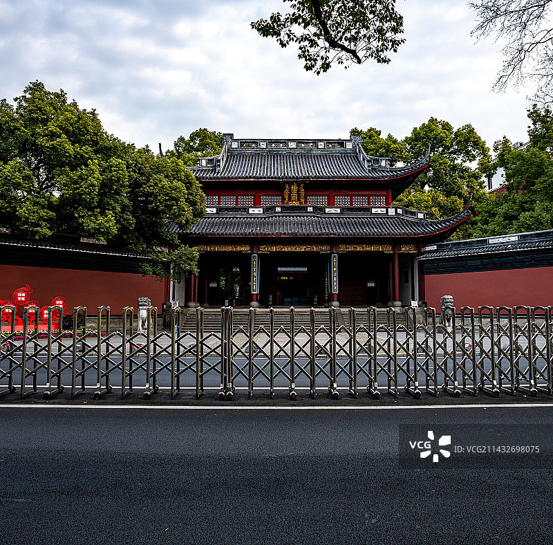 早春清晨无人的浙江杭州西湖风景区岳王庙建筑景观图片素材