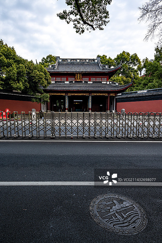 早春清晨无人的浙江杭州西湖风景区岳王庙建筑景观图片素材