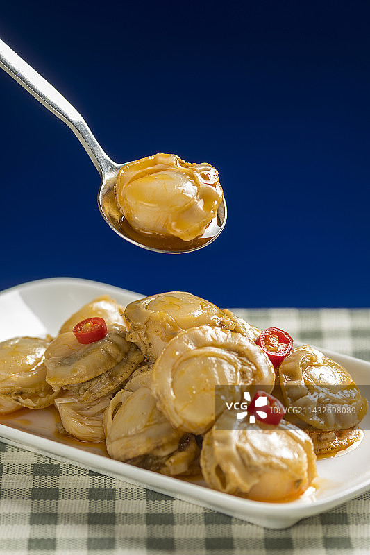 一盘麻辣扇贝摆放在桌面上特写图片素材