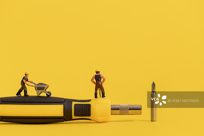 螺丝刀微缩创意劳动节黄色图片图片素材