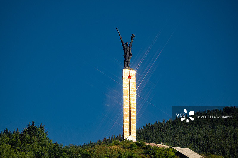 红军长征纪念碑金碑夕照图片素材