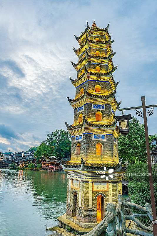 著名景点：湖南湘西凤凰古镇万名塔夜景风光（资料图）图片素材