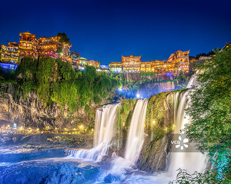 湘西芙蓉镇悬崖瀑布民居壮美夜景风光图片素材