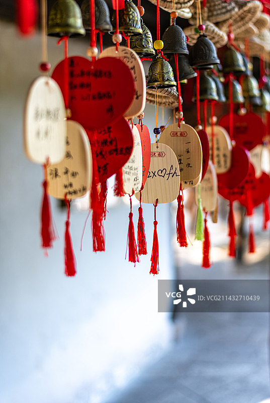浙江绍兴沈园景区里的祈福许愿牌特写镜头图片素材