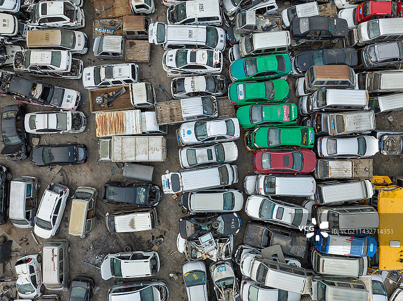 高视角俯拍废旧汽车处理厂图片素材