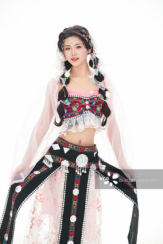 身穿少数民族哈尼族网红族服饰的东方少女图片素材