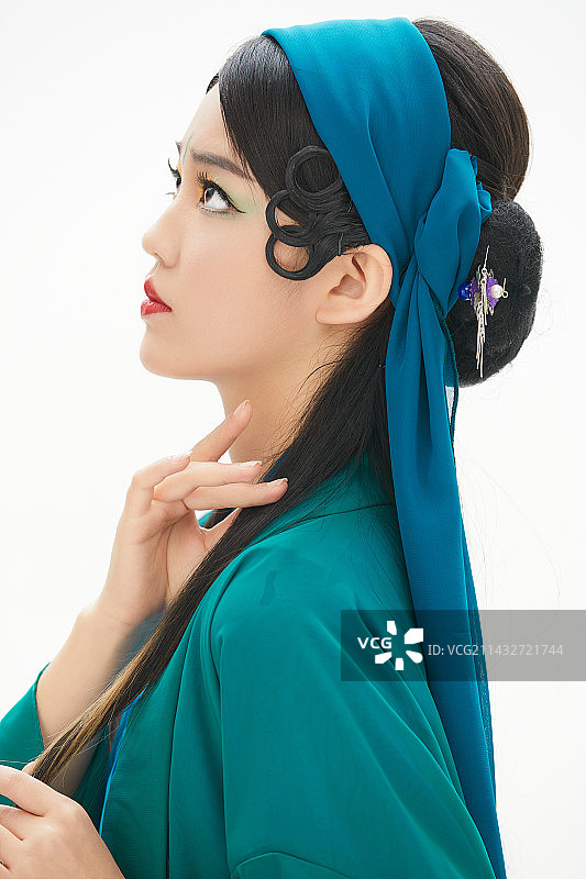 民间故事白蛇传中小青服饰妆面的亚洲少女图片素材