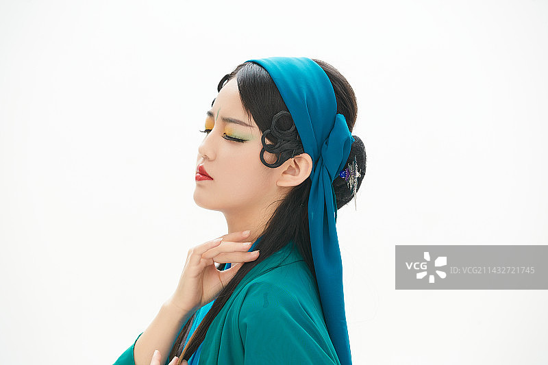 民间故事白蛇传中小青服饰妆面的亚洲少女图片素材