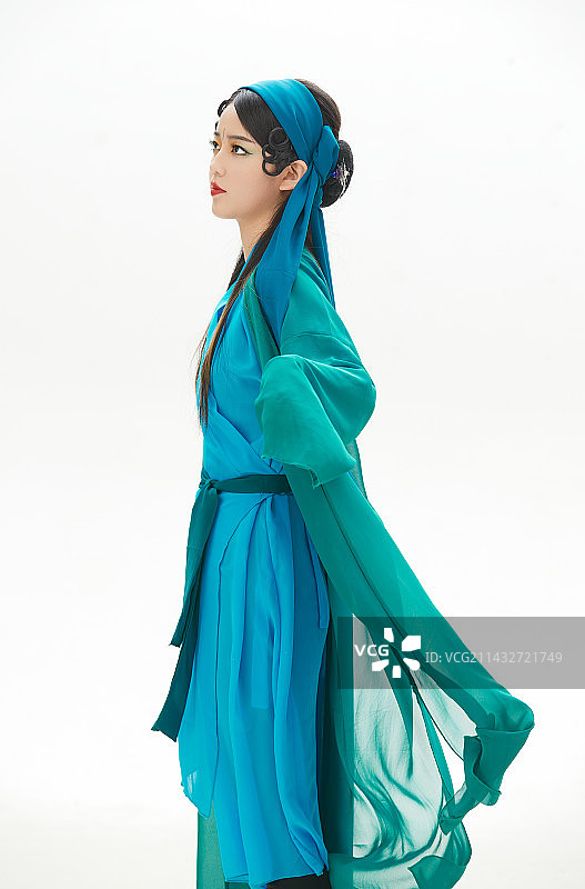 民间故事白蛇传中小青服饰妆面的亚洲少女图片素材