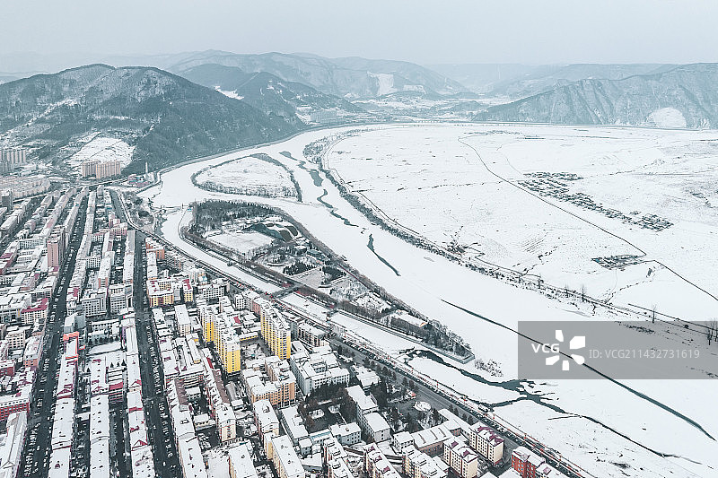吉林长白临江市城市天际线鸭绿江风光图片素材