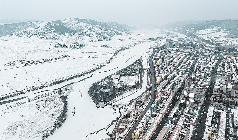 吉林长白临江市城市天际线鸭绿江风光图片素材