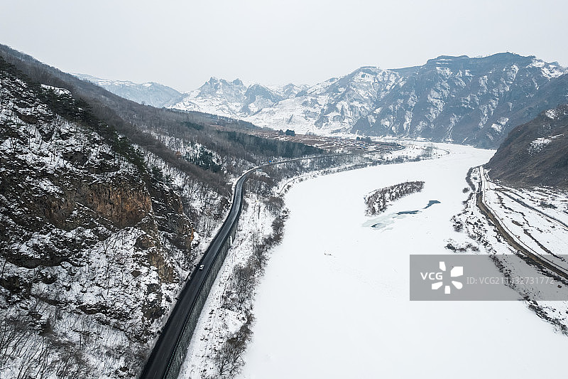 吉林白山市边境公路G331国道鸭绿江冬季冰雪自然风光航拍图片素材