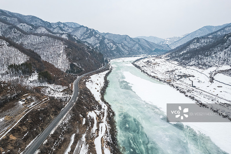 吉林白山市边境公路G331国道鸭绿江冬季冰雪自然风光航拍图片素材