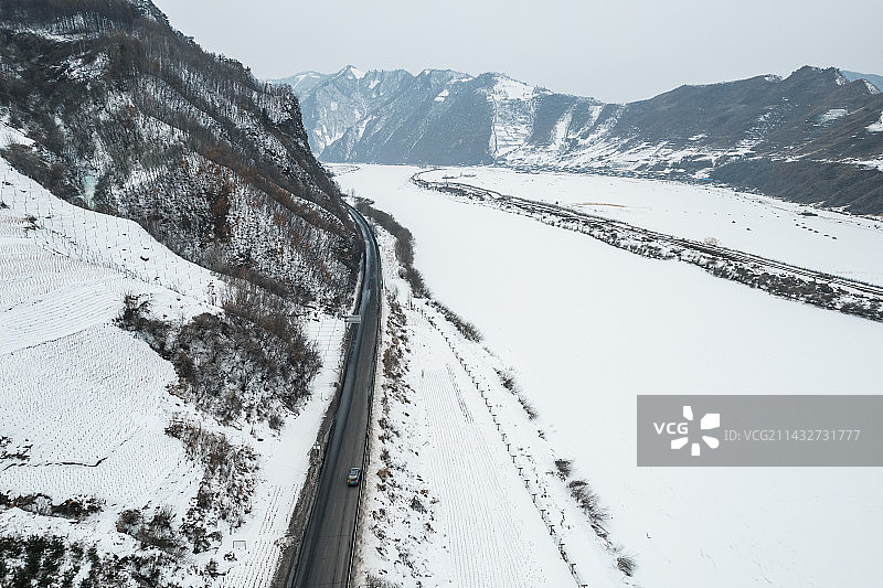 吉林白山市边境公路G331国道鸭绿江冬季冰雪自然风光航拍图片素材
