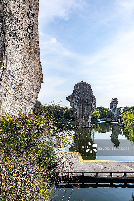 蓝天白云下的浙江绍兴柯岩风景区佛像摩崖石刻倒影景观图片素材