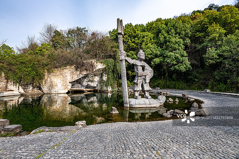 蓝天白云背景映衬中的浙江绍兴柯岩鉴湖风景区一湖酒场古越文化建筑雕塑倒影景观图片素材