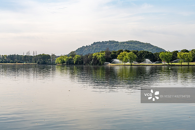 浙江绍兴柯岩鉴湖风景区自然山水景观.鉴湖水面上的乌篷船图片素材