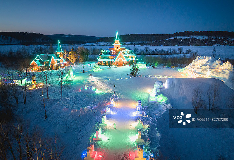 冬季黑龙江漠河北极圣诞村夜景雪原风光航拍图片素材