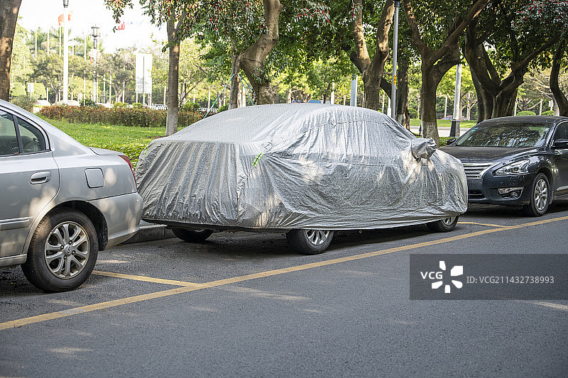 街道上停车位的僵尸车图片素材