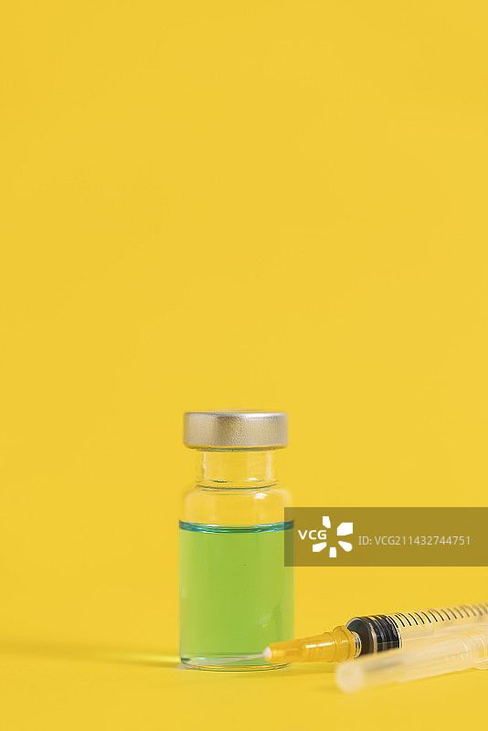 疫苗药品与注射器黄色背景图片素材