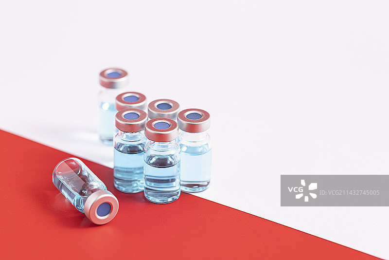 注射药品拼色红白背景图片素材
