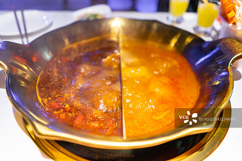 中国饮食产业拍摄主题，沸腾的四川菜鸳鸯锅火锅和各种火锅底料材料香料，室内无人图像摄影图片素材