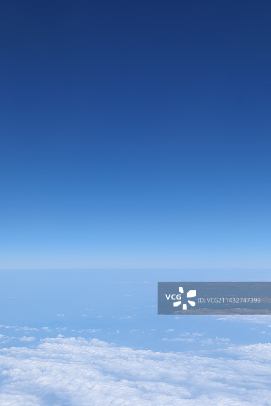 俯瞰蓝天背景下的云海图片素材