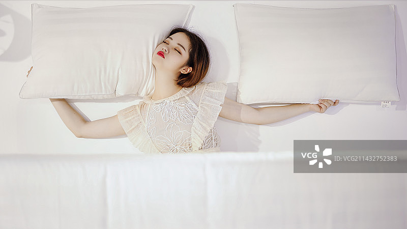 白色家居卧室盖被子枕头舒服睡觉小憩的红唇女孩图片素材