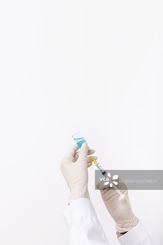 手拿注射器抽取药品图片图片素材