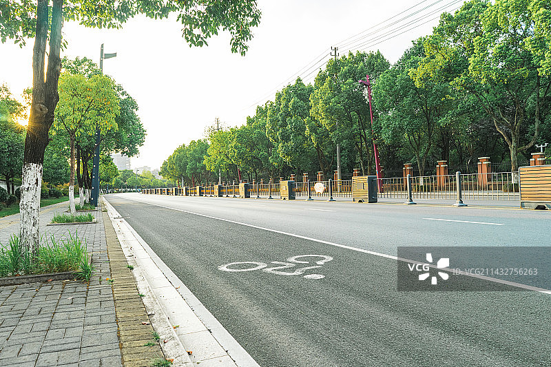 中国城市交通拍摄主题，平坦的柏油路马路公路市区路和自行车车道，户外白昼无人图像摄影图片素材