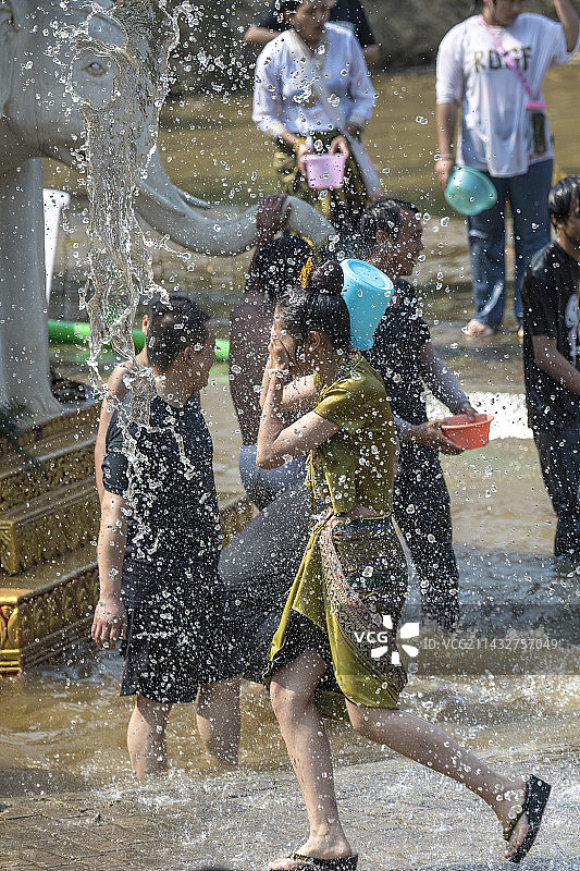 泼水图片素材