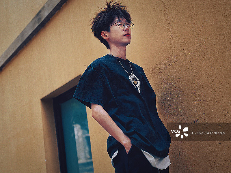 沉浸在老街的历史感中图片素材