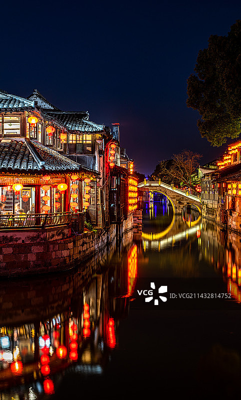 夜色中的浙江嘉兴嘉善西塘古镇江南水乡民居风雨长廊建筑倒影夜景景观图片素材