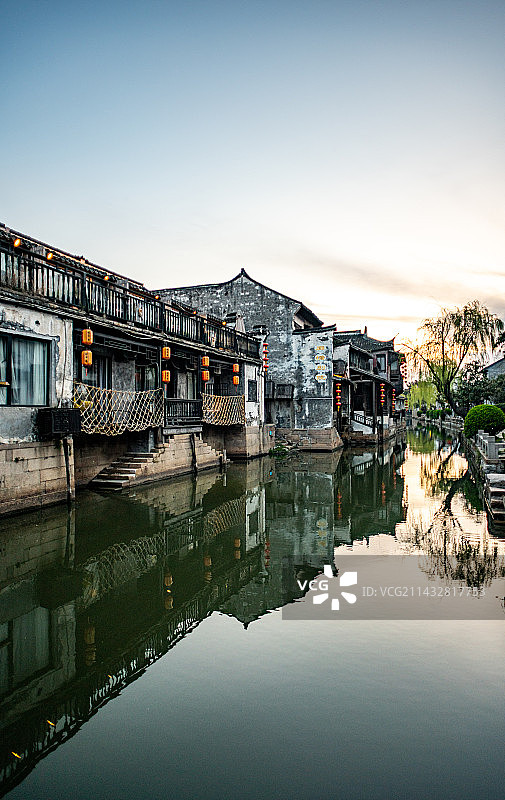 春天清晨朝霞中的浙江嘉兴嘉善西塘古镇江南水乡民居小桥流水人家建筑倒影景观图片素材