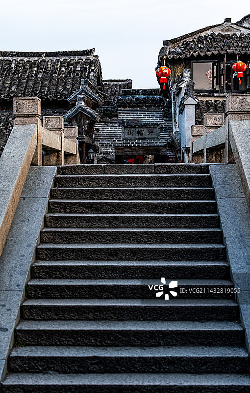 清晨无人的浙江嘉兴嘉善西塘古镇箬帽街永宁桥建筑景观图片素材